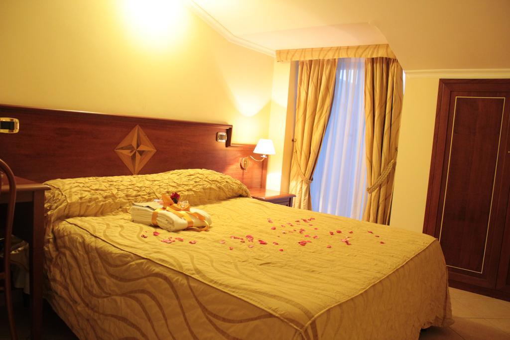 Lion'S Hotel Falerna Exterior photo
